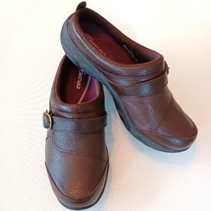 NWOT Women's Easy Spirit Leather Shoe.